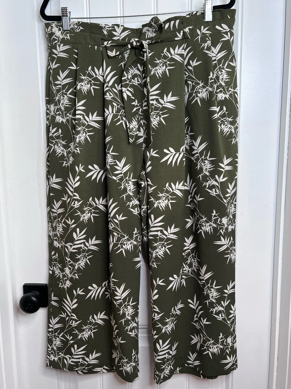Worthington Olive Green Wide-Leg Floral Print Pants with Tie‎ Waist. Size Large.